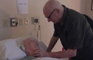 Très émouvant : 92 ans et il chante avec sa femme mourante leur chanson préférée
